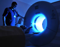 Paciente fazendo uma tomografia